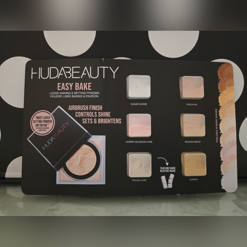 10/$25✨️Huda Beauty Powder✨️